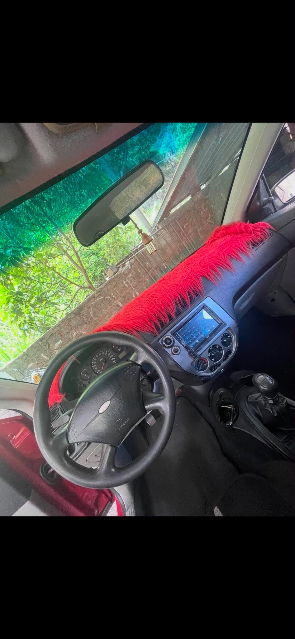 UM CARRO A VENDA